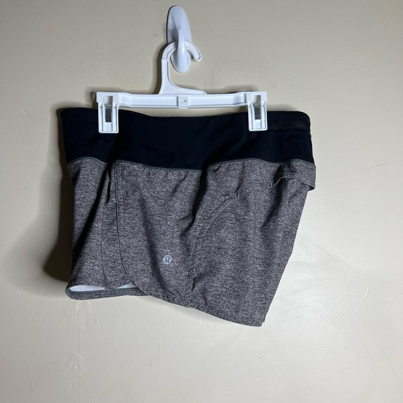 Lululemon shorts women’s size 8 gray black - Picture 2 of 8
